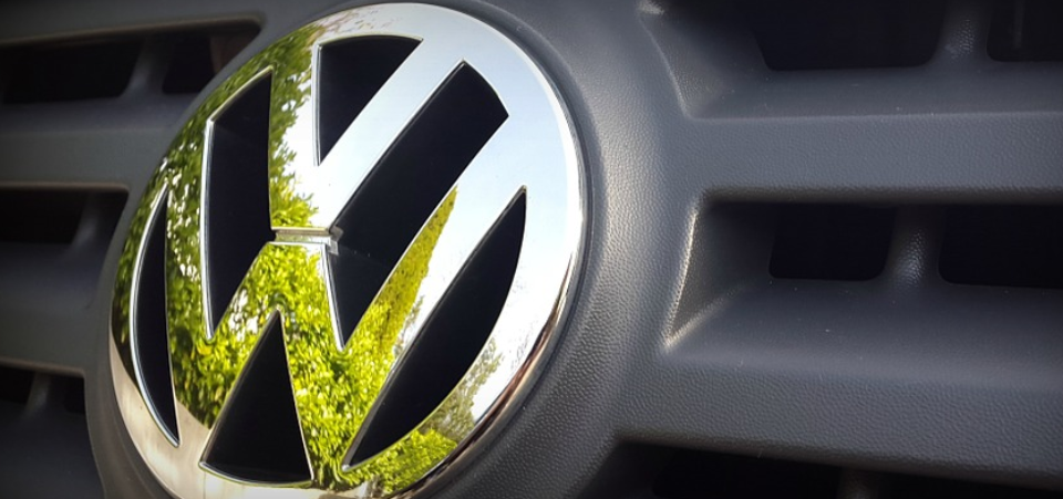 Průšvih VW nabírá obřích rozměrů. Hodnota koncernu klesá. Co bude dál?